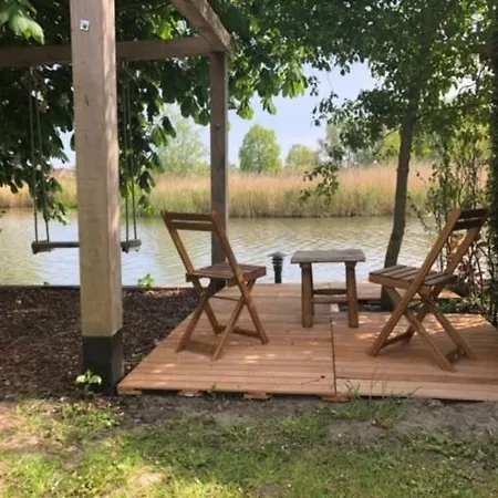 Gezellige Pipo Met Grote Schommel Aan Het Water *