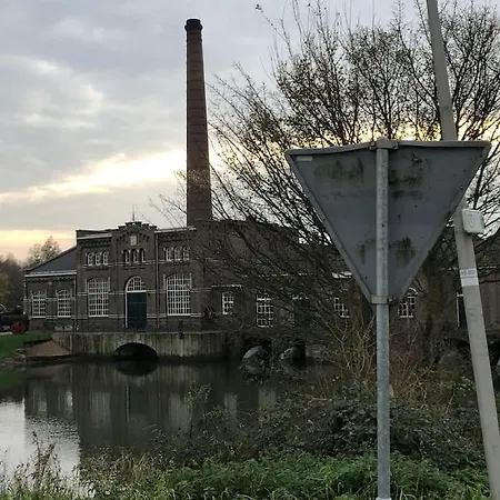 Hébergement de vacances Gezellige Pipo Met Grote Schommel Aan Het Water Medemblik
