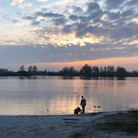 Gezellige Pipo Met Grote Schommel Aan Het Water En Hottub 度假居