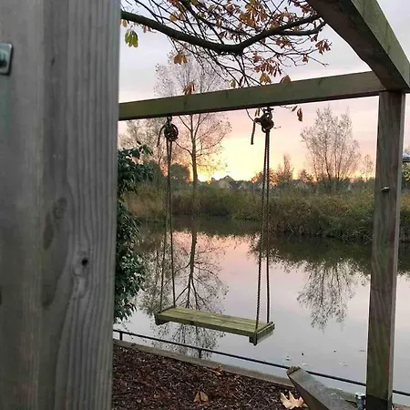 Gezellige Pipo Met Grote Schommel Aan Het Water *