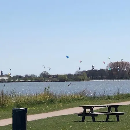 Дом отдыха Gezellige Pipo Met Grote Schommel Aan Het Water En Hottub Медемблик