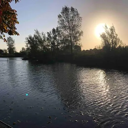 度假居 Gezellige Pipo Met Grote Schommel Aan Het Water En Hottub