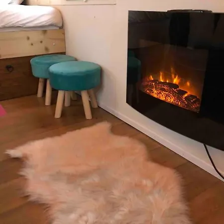 Gezellige Pipo Met Grote Schommel Aan Het Water En Hottub Медемблик