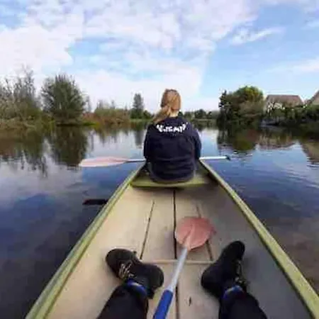 Gezellige Pipo Met Grote Schommel Aan Het Water En Hottub