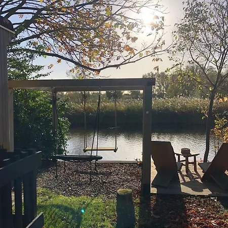 Gezellige Pipo Met Grote Schommel Aan Het Water Medemblik