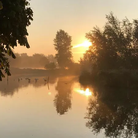 Holiday home Gezellige Pipo Met Grote Schommel Aan Het Water En Hottub