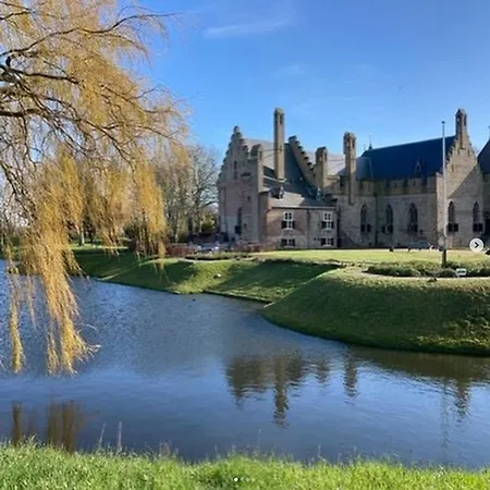 Holiday home Gezellige Pipo Met Grote Schommel Aan Het Water En Hottub Medemblik