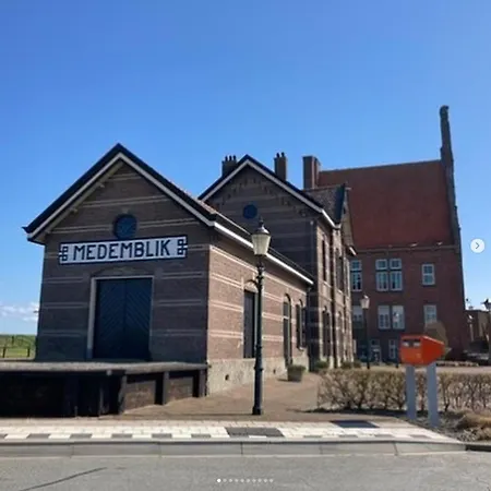 Gezellige Pipo Met Grote Schommel Aan Het Water En Hottub