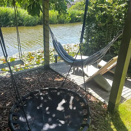 Gezellige Pipo Met Grote Schommel Aan Het Water En Hottub 別荘