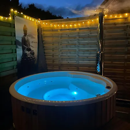 別荘 Gezellige Pipo Met Grote Schommel Aan Het Water En Hottub