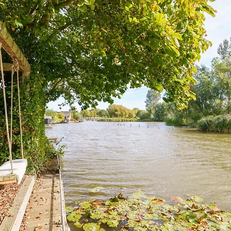 Gezellige Pipo Met Grote Schommel Aan Het Water En Hottub 別荘