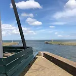 Gezellige Pipo Met Grote Schommel Aan Het Water En Hottub *