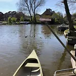 Hébergement de vacances Gezellige Pipo Met Grote Schommel Aan Het Water En Hottub Medemblik