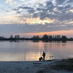 Gezellige Pipo Met Grote Schommel Aan Het Water En Hottub Hébergement de vacances