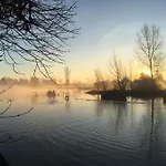 Gezellige Pipo Met Grote Schommel Aan Het Water En Hottub Hébergement de vacances Medemblik