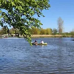 Hébergement de vacances Gezellige Pipo Met Grote Schommel Aan Het Water En Hottub *