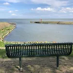 Gezellige Pipo Met Grote Schommel Aan Het Water En Hottub Hébergement de vacances Medemblik