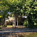 Gezellige Pipo Met Grote Schommel Aan Het Water En Hottub Hébergement de vacances Medemblik