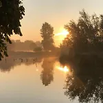 Hébergement de vacances Gezellige Pipo Met Grote Schommel Aan Het Water En Hottub