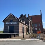 Gezellige Pipo Met Grote Schommel Aan Het Water En Hottub
