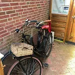 Hébergement de vacances Gezellige Pipo Met Grote Schommel Aan Het Water En Hottub *