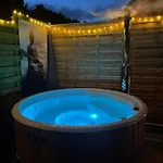 Hébergement de vacances Gezellige Pipo Met Grote Schommel Aan Het Water En Hottub