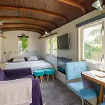 Gezellige Pipo Met Grote Schommel Aan Het Water En Hottub Hébergement de vacances Medemblik