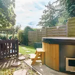 Hébergement de vacances Gezellige Pipo Met Grote Schommel Aan Het Water En Hottub Medemblik