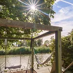 Hébergement de vacances Gezellige Pipo Met Grote Schommel Aan Het Water En Hottub *