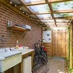 Hébergement de vacances Gezellige Pipo Met Grote Schommel Aan Het Water En Hottub