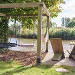 Gezellige Pipo Met Grote Schommel Aan Het Water En Hottub Medemblik