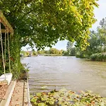 Gezellige Pipo Met Grote Schommel Aan Het Water En Hottub Hébergement de vacances