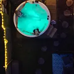 Hébergement de vacances Gezellige Pipo Met Grote Schommel Aan Het Water En Hottub