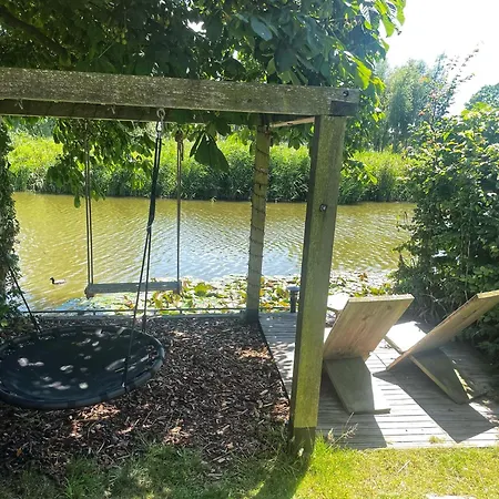 Hébergement de vacances Gezellige Pipo Met Grote Schommel Aan Het Water En Hottub