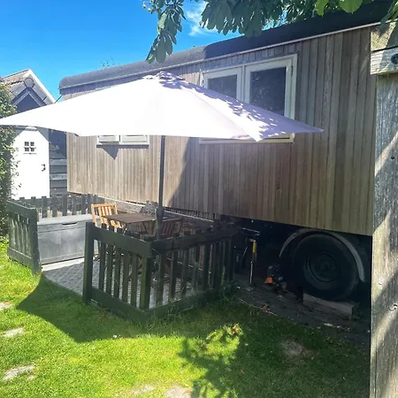 Hébergement de vacances Gezellige Pipo Met Grote Schommel Aan Het Water En Hottub Medemblik