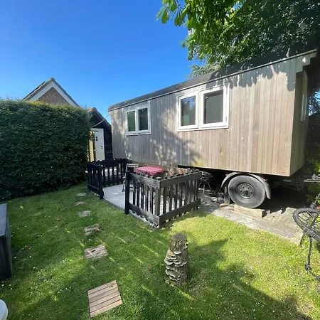 Hébergement de vacances Gezellige Pipo Met Grote Schommel Aan Het Water En Hottub *